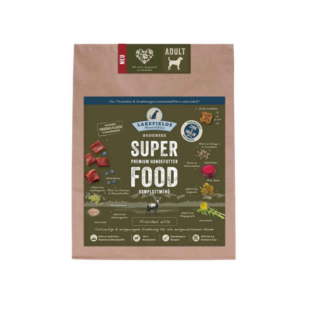 Verpackung von Lakefields Superfood für Hunde, 2:5 kg. Grüne Tüte mit Bildern von Wild, Kräutern und dem Text 'ADULT'.