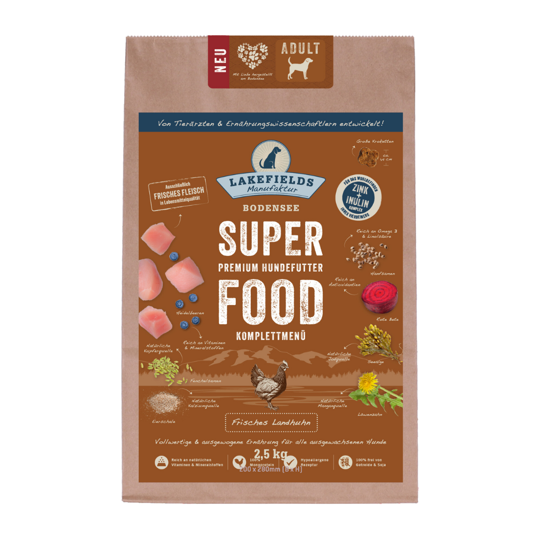 Verpackung von Lakefields Superfood für Hunde, 2.5 kg. Braune Tüte mit Bildern von Hühnerfleischstücken, Kräutern und dem Text 'NEU' und 'ADULT'.