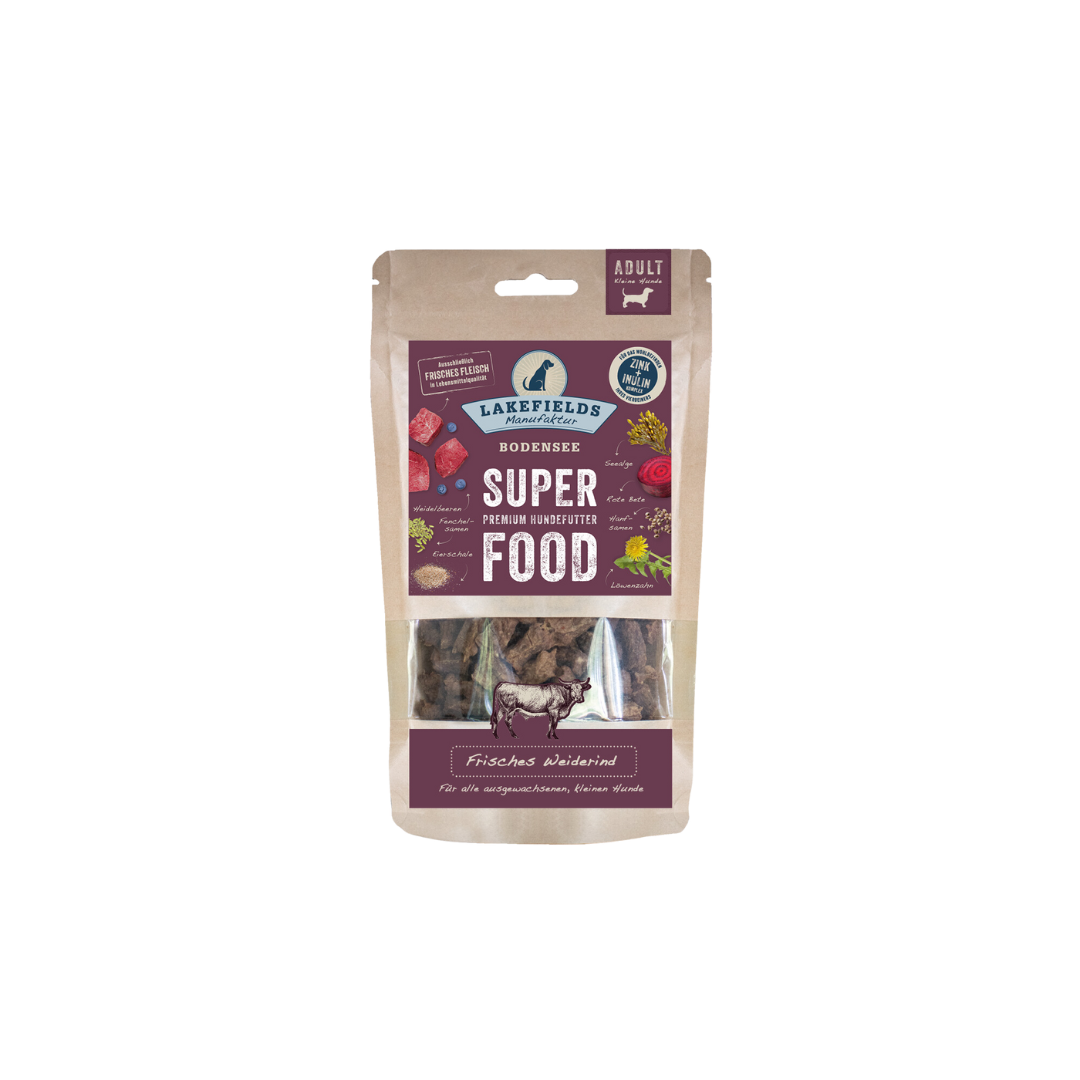 Verpackung von Lakefields Superfood für Hunde, 130g. Violette Tüte mit Bildern von Weiderind, Kräutern und dem Text 'MINI Adult'.