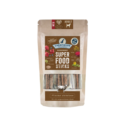 Verpackung von Lakefields Superfood Sticks, 130g. Die Tüte zeigt verschiedene Zutaten wie Gemüse und Fleisch, mit einem Hundesymbol.