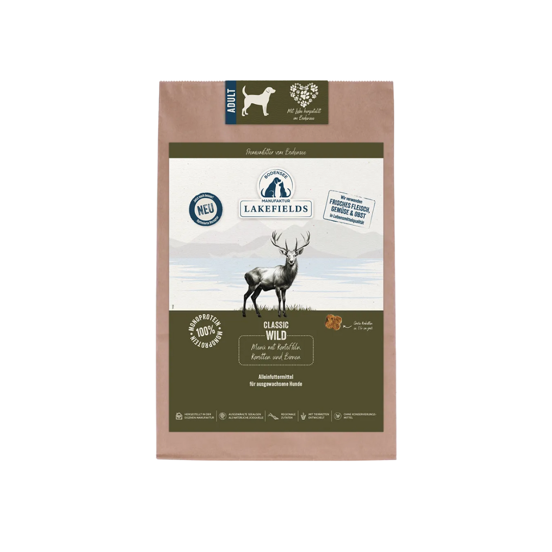 Braun-grüne Verpackung mit Hirschzeichnung, Text 'Lakefields Classic Wild', Symbol für 100 % natürliche Zutaten, Hinweis auf Trockenfutter für erwachsene Hunde.