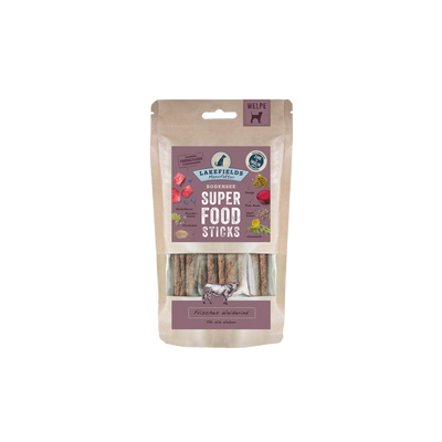 Verpackung von Lakefields Superfood Sticks für Welpen, 130g. Die Tüte zeigt verschiedene Zutaten wie Gemüse und Fleisch, mit einem Hundesymbol.