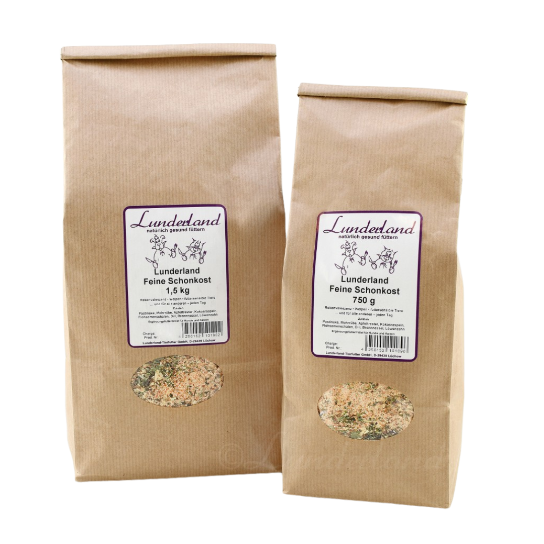 Zwei braune Papiertüten mit Futter. Links die größere Tüte mit 'Lunderland Feine Schonkost 1,5 kg', rechts die kleinere mit 'Lunderland Feine Schonkost 750 g'.