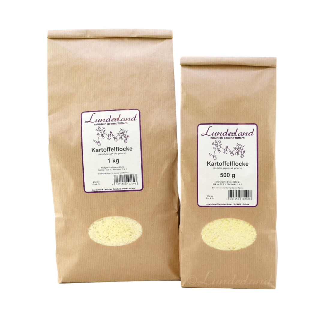 Zwei braune Papiertüten mit Futter. Links die größere Tüte mit 'Lunderland Kartoffelflocke 1 kg', rechts die kleinere mit 'Lunderland Kartoffelflocke 500 g'.