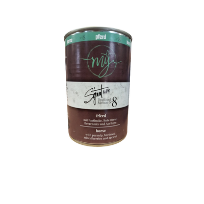 Dose Hundefutter mit violettem Etikett. Aufschrift: my Signature, Dogfood Menue No.8, Pferd und Zutaten wie Pastinaken, Rote Beete, Beeren, Aprikosen, Hagebutten