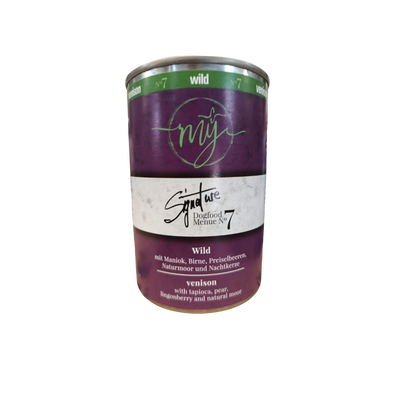 Dose Hundefutter mit dunklem violetten Etikett. Aufschrift: my Signature, Dogfood Menue No.7, Wild und Zutaten wie Maniok, Birnen, Preiselbeeren, Naturmoor, Nachtkerze