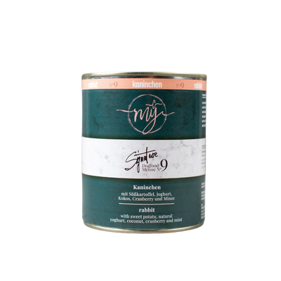 Dose Hundefutter mit dunkel grünem Etikett. Aufschrift: my Signature, Dogfood Menue No. 9, Kaninchen und Zutaten wie Süßkartoffeln, Joghurt, Kokos, Cranberry, Minze