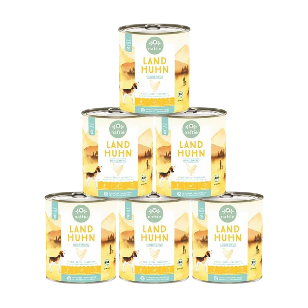 Sechs Dosen mit Bio-Hundefutter von naftie, 400g, mit Abbildung eines Hundes und Landschaft im Hintergrund. Aufschrift: 'LAND HUHN HUNDEMENÜ.