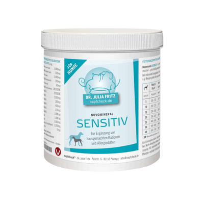Runddose mit 500g Nahrungsergänzung für Hunde. Auf dem Etikett steht 'Dr. Julia Fritz', 'napfcheck.de', 'Novomineral', 'Sensitiv'.