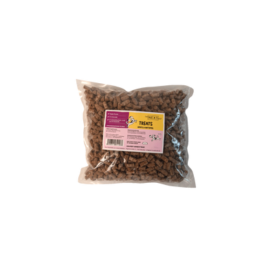 Transparente Verpackung mit 500 g Treats von der Marke 'NEXT'. Die Treats haben eine unregelmäßige Form und sind braun. Auf der Vorderseite befindet sich ein Etikett mit Produktinformationen.