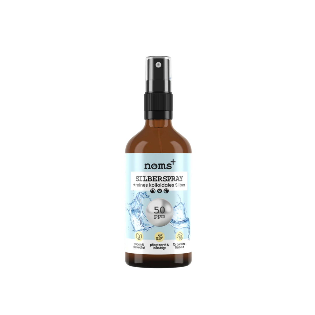 Braune Sprühflasche mit schwarzem Sprühkopf und Etikett mit der Aufschrift 'noms+ SILBERSPRAY +reines kolloidales Silber 50 ppm'