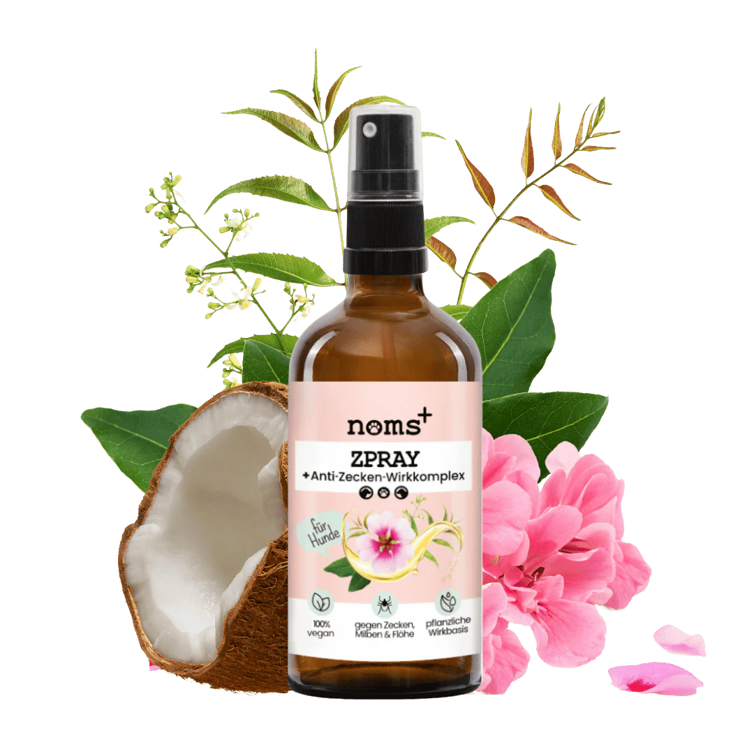Braune Sprühflasche mit Pumpkopf, beschriftet mit 'noms+ ZSPRAY Anti-Zecken-Wirkkomplex', umgeben von Pflanzen und Blüten.