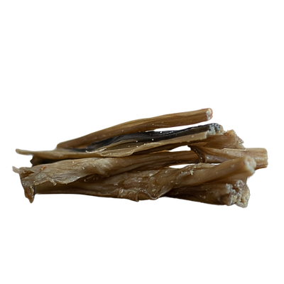 Eine Ansammlung von Kaninchenhaut-Sticks in verschiedenen Längen, braun und leicht glänzend, aufeinander gestapelt.