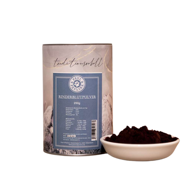 Zylindrische Verpackung mit blauem Etikett 'Rinderblutpulver 250g' neben weißer Schale mit dunkelrotem Pulver.