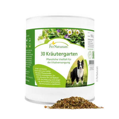 Weißer Behälter mit grünem Etikett der Marke PerNaturam, Produktname '30 Kräutergarten', mit Text zu pflanzlicher Vielfalt und einem Bild eines schwarzen und weißen Hundes, davor lose Kräutermischung.