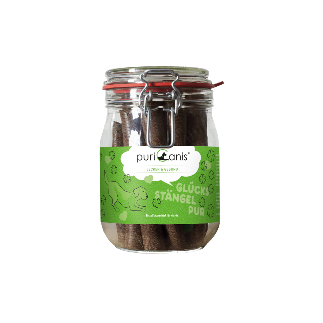 Glas mit Bügelverschluss und grünem Etikett mit der Aufschrift 'puriCanis Glücks Stängel pur' gefüllt mit länglichen Hundesnacks