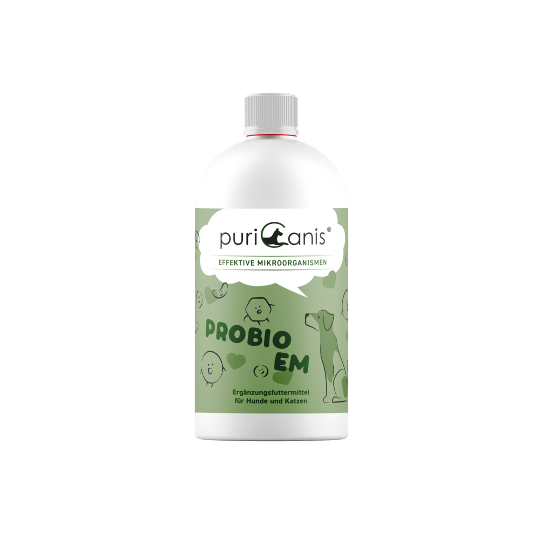Weiße Flasche mit grünem Etikett, Aufschrift 'puriCanis effektive Mikroorganismen PROBIO EM Ergänzungsfuttermittel für Hunde und Katzen', Zeichnungen von Hund, Katze und Mikroorganismen