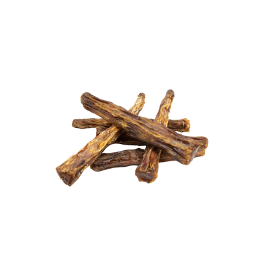 Mehrere getrocknete, längliche Kalbsschwanzspitzen ohne Verpackung auf weißem Hintergrund