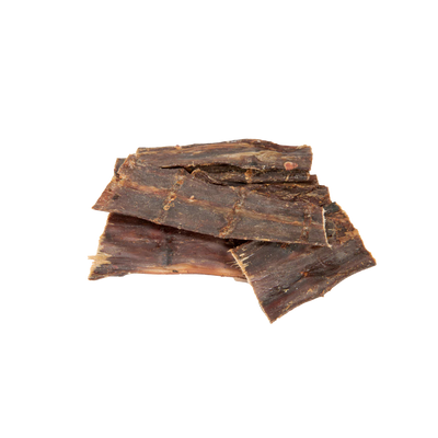 Mehrere unregelmäßig geformte, dünne Stücke getrocknetes Rindfleisch