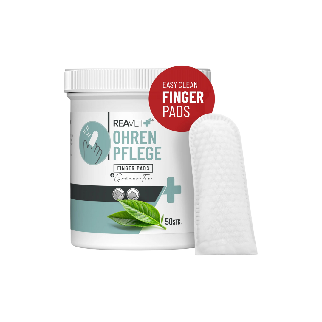 Weißer Behälter mit grünem Teeblatt und Text 'REAVET OHREN PFLEGE FINGER PADS Grüner Tee 50 Stk.', daneben ein weißes Fingerpad mit strukturierter Oberfläche.