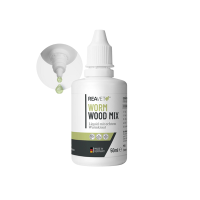 Weiße Kunststoffflasche mit Tropfspitze, beschriftet mit 'REAVET WORM WOOD MIX', 50 ml, hergestellt in Deutschland, daneben Tropfen aus der Spitze.