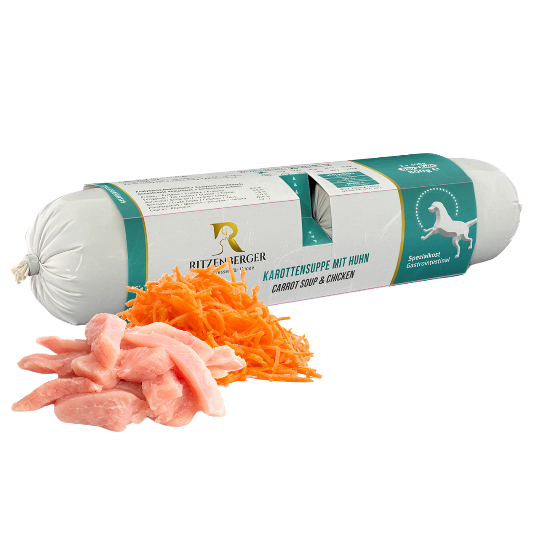 Verpackte Karottensuppe mit Huhn von Ritzenberger, daneben rohe Hühnerfleischstücke und geraspelte Karotten.