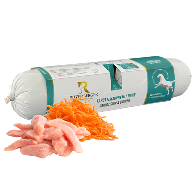 Verpackte Karottensuppe mit Huhn von Ritzenberger, daneben rohe Hühnerfleischstücke und geraspelte Karotten.