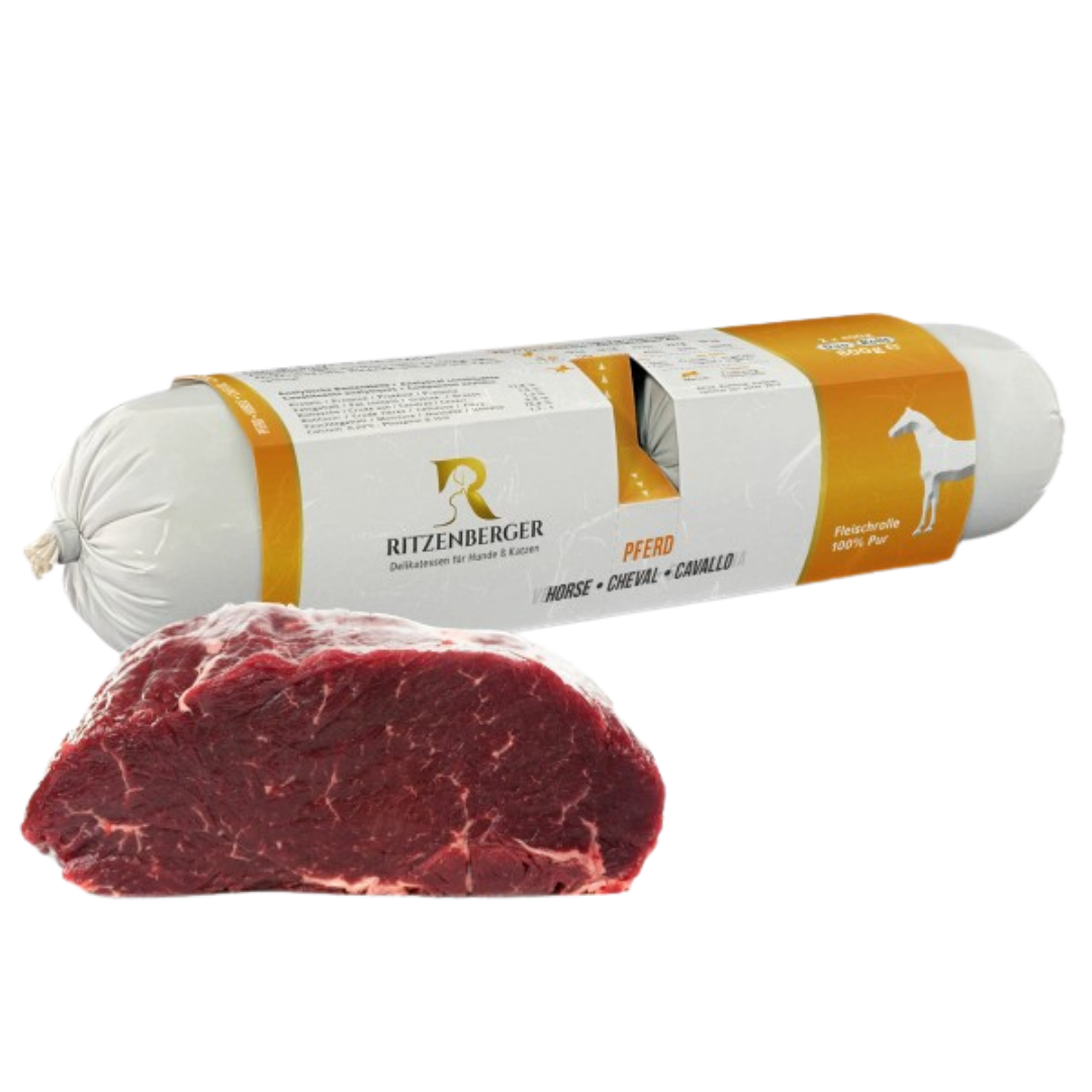 Verpackte Fleischrolle mit Pferd von Ritzenberger, daneben ein rohes Stück Pferdfleisch