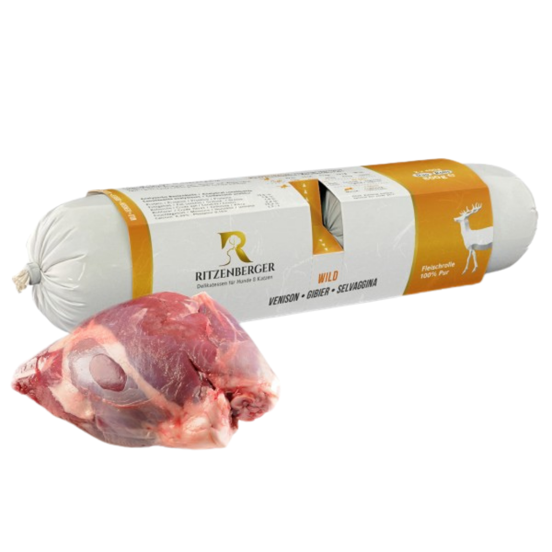 Verpackte Fleischrolle mit Wild von Ritzenberger, daneben ein rohes Stück Fleisch