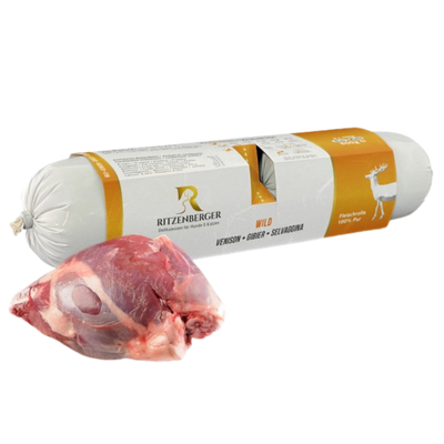 Verpackte Fleischrolle mit Wild von Ritzenberger, daneben ein rohes Stück Fleisch
