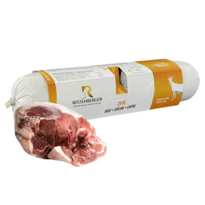 Verpackte Fleischrolle mit Ziege von Ritzenberger, daneben ein rohes Stück Ziegenfleisch