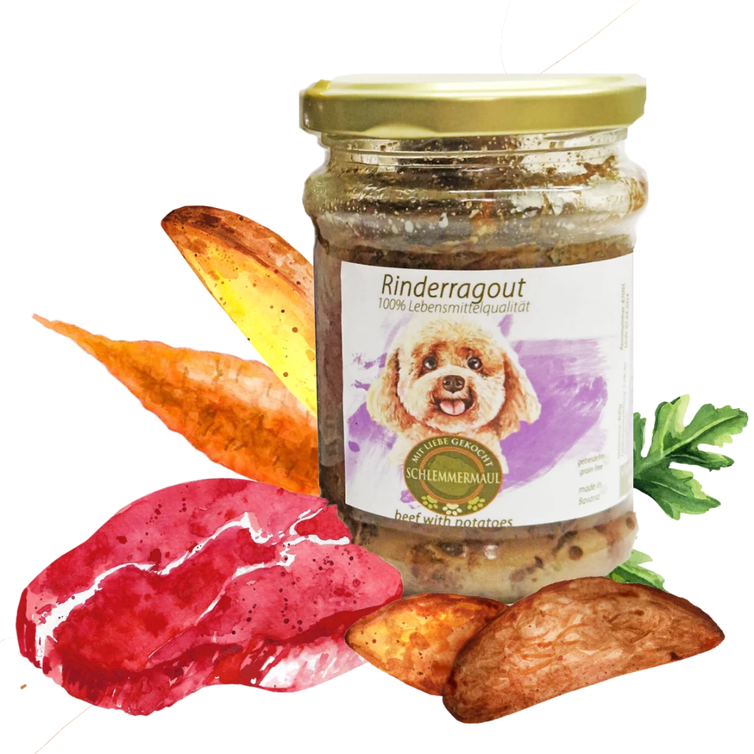 Glas mit Rinderragout, umgeben von Kartoffelspalten, einem Stück rohem Rindfleisch und einem grünen Blatt.