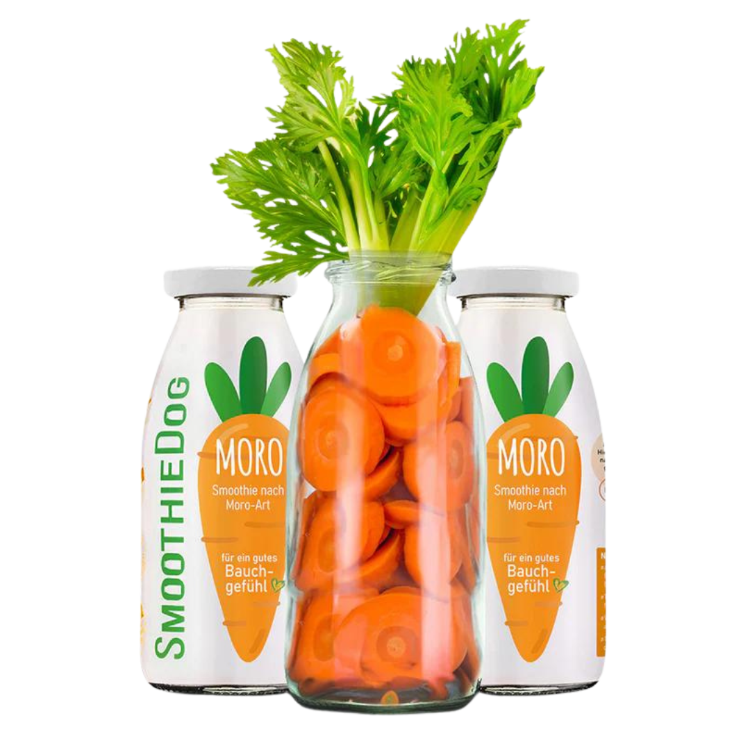 Zwei Flaschen SmoothieDog Trinkpause mit Moro, davor Glasflasche mit geschnittenen Karotten.
