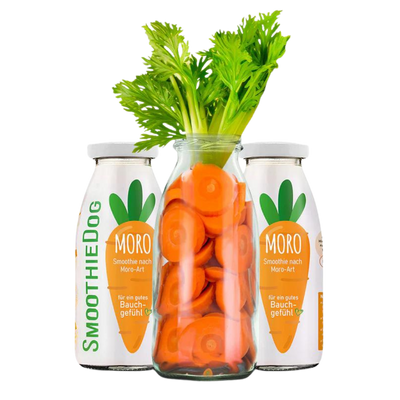 Zwei Flaschen SmoothieDog Trinkpause mit Moro, davor Glasflasche mit geschnittenen Karotten.