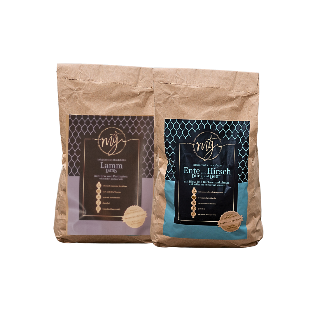 Zwei braune Papiertüten mit blau und violett Etiketten, beschriftet mit 'mysignature Ente und Hirsch Duck and Deer und Lamm, Lamp jeweils mit goldfarbenem Siegelaufkleber.