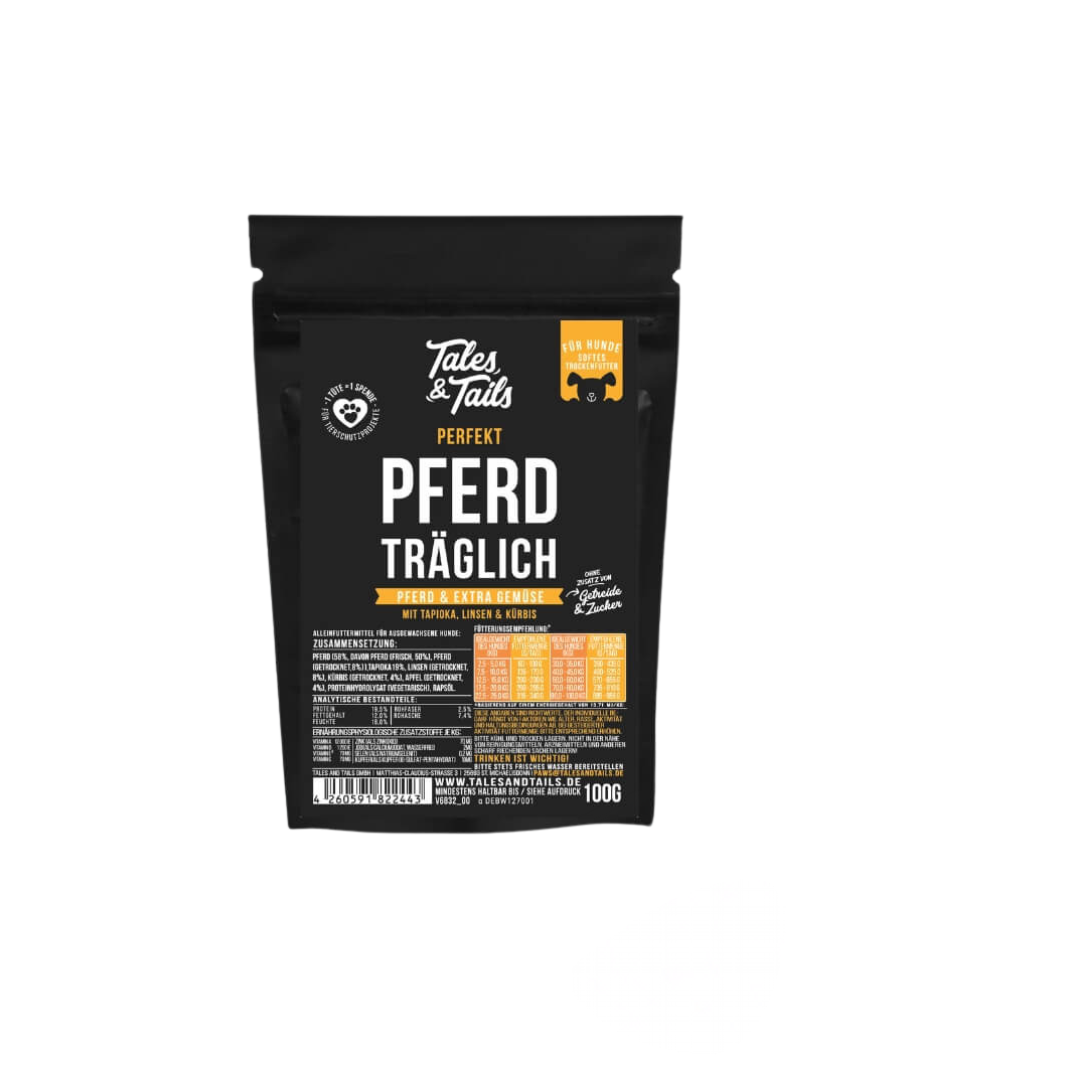 Schwarze Verpackung von Tales & Tails halbfeuchtem Trockenfutter mit der Aufschrift 'Perfekt Pferd träglich'