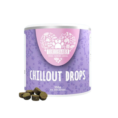 Runde Dose mit lila Etikett und weißem Deckel, Aufschrift 'Tierliebhaber Chillout Drops 350g (ca. 150 Drops)', davor mehrere braune Drops.