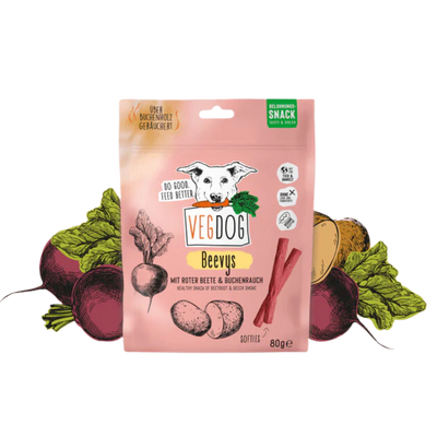 Verpackung von Vegdog Beevys Softies, 80 g, rosa Tüte mit Hundekopf-Logo, roten Beeten und Kartoffeln als Illustration, Text 'Mit roter Beete & Buchenrauch'