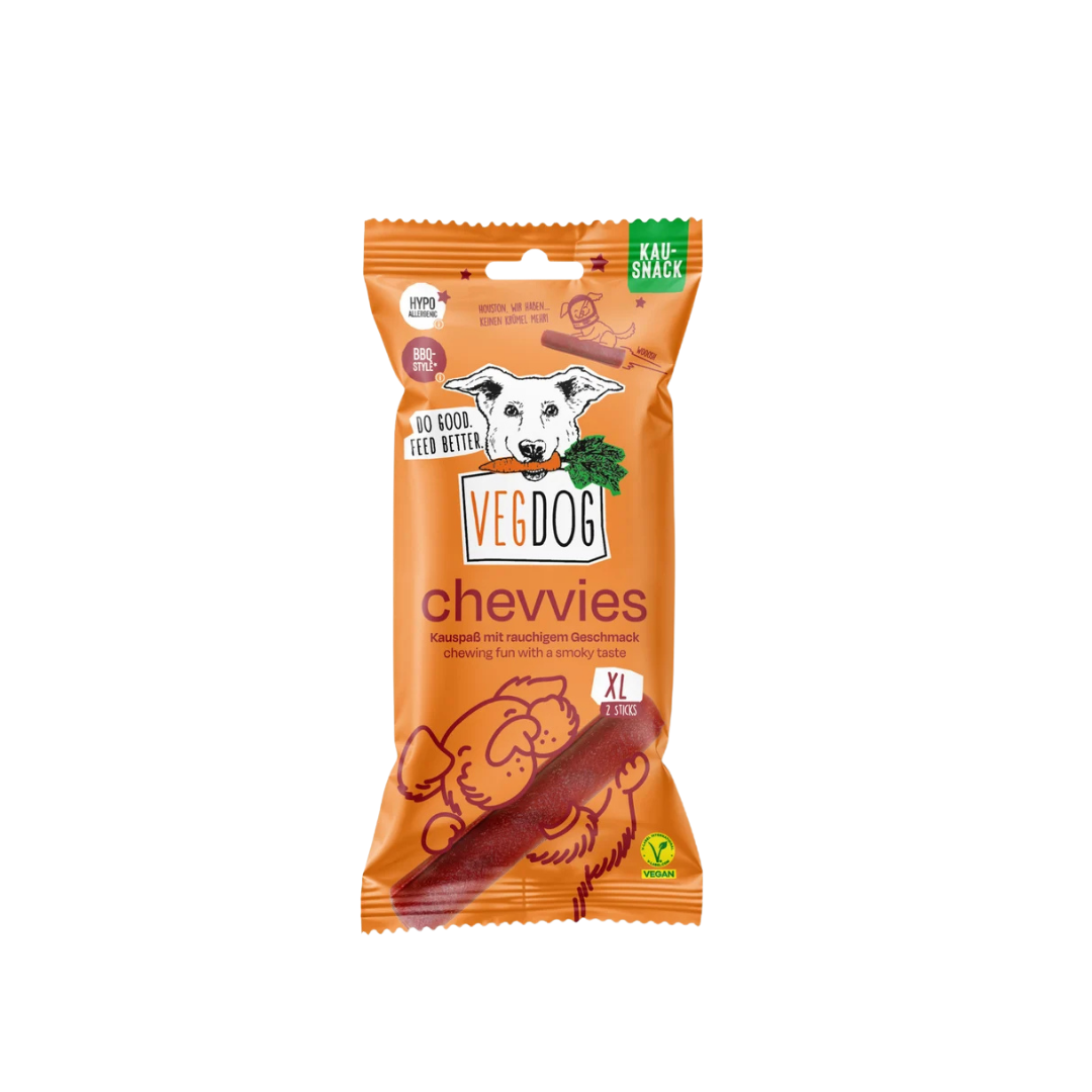 Verpackung eines orangen Vegdog Chevvies Kausnacks mit Hundekopf-Illustration und Texten zu rauchigem Geschmack und veganem Produkt