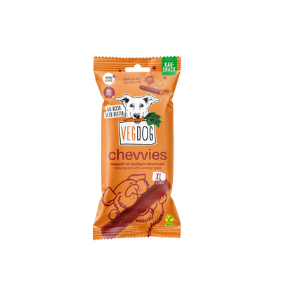 Verpackung eines orangen Vegdog Chevvies Kausnacks mit Hundekopf-Illustration und Texten zu rauchigem Geschmack und veganem Produkt