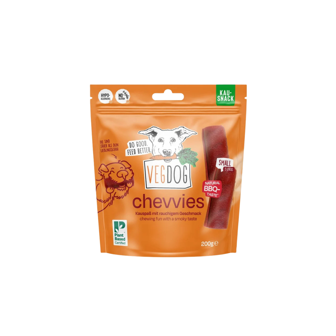 Verpackung eines orangen Vegdog Chevvies Kausnacks mit Hundekopf-Illustration und Texten zu rauchigem Geschmack und veganem Produkt