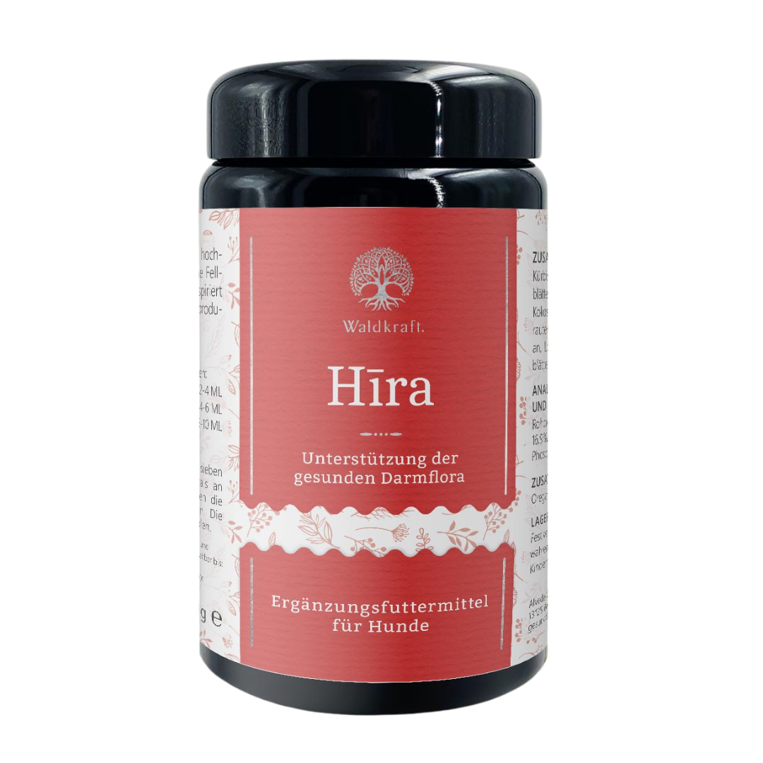 Schwarzes Kunststoffglas mit rotem Etikett, Aufschrift 'Waldkraft Hira Unterstützung der gesunden Darmflora Ergänzungsfuttermittel für Hunde'.