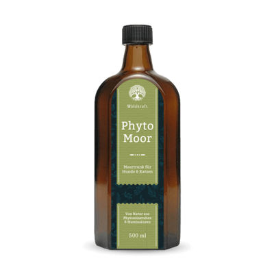 Braunes Glasgefäß mit schwarzem Deckel, grünem Etikett und weißer Schrift, zeigt Produktname 'PhytoMoor' von Waldkraft, Ergänzungsfuttermittel für Hunde und Katzen, 500ml.