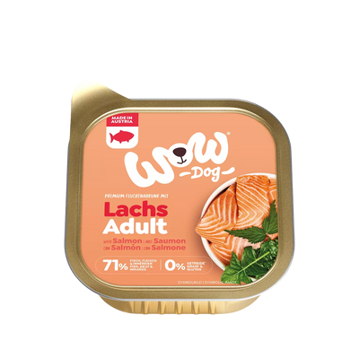 Goldfarbene Verpackung mit Aufschrift 'WOW Dog Lachs Adult', Bild von Lachsfilets und Kräutern, 71 % Fisch, Fleisch und Innereien, ohne Getreide, hergestellt in Österreich.