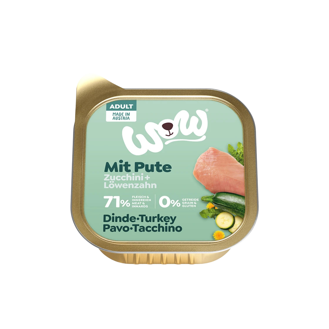 Goldfarbene Verpackung mit Aufschrift 'WOW Dog Pute Adult', Bild von Putenfilets und Kräutern, 71 % Fleisch und Innereien, ohne Getreide, hergestellt in Österreich.