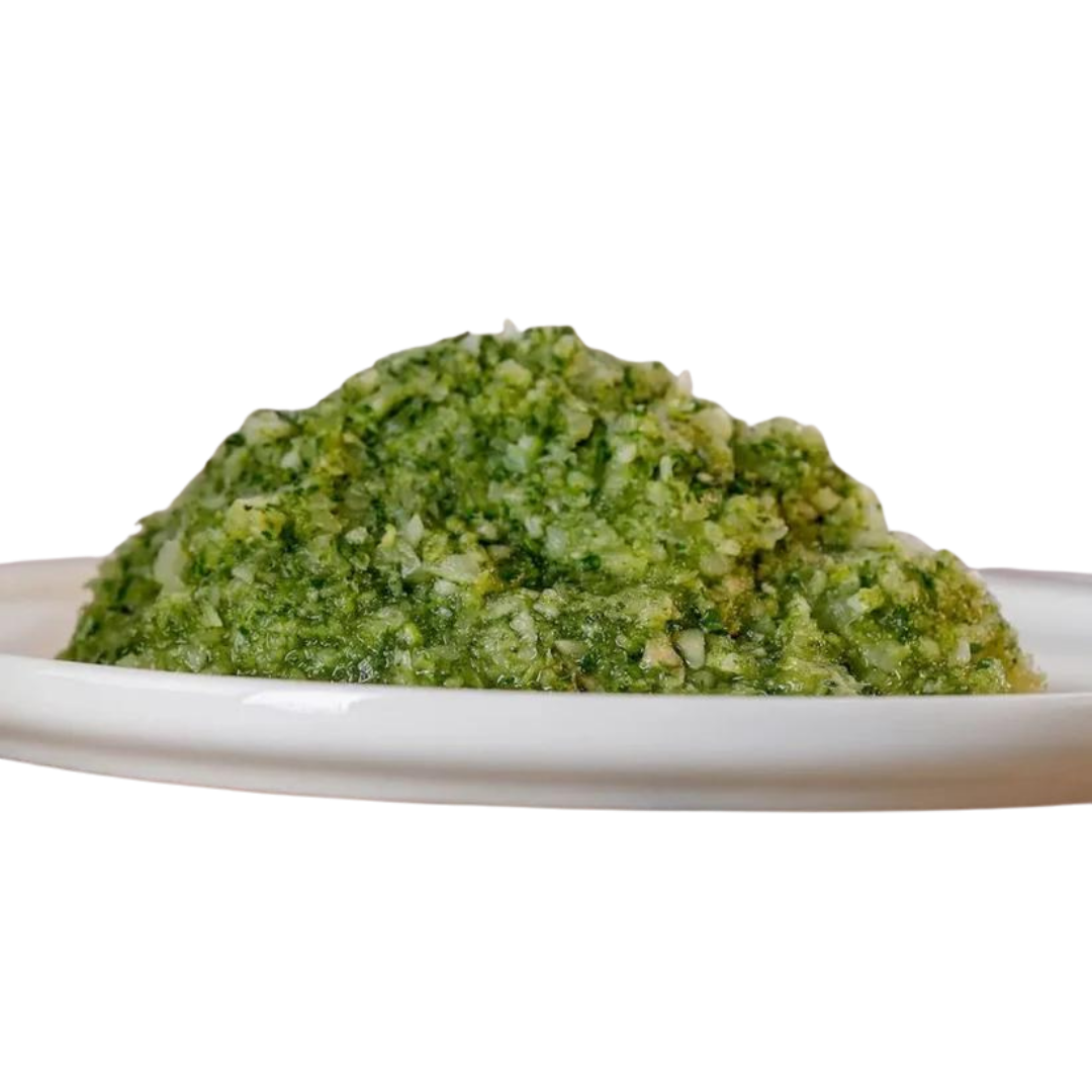 Weißer Teller mit 500 g grünem Gemüsemix