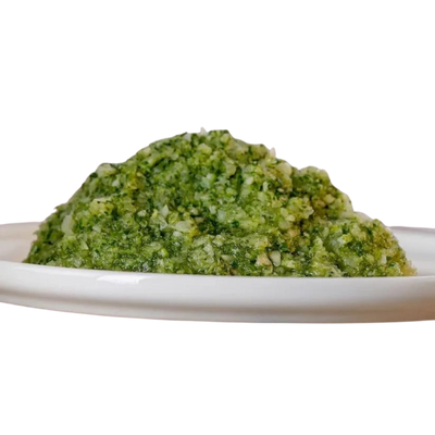 Weißer Teller mit 500 g grünem Gemüsemix