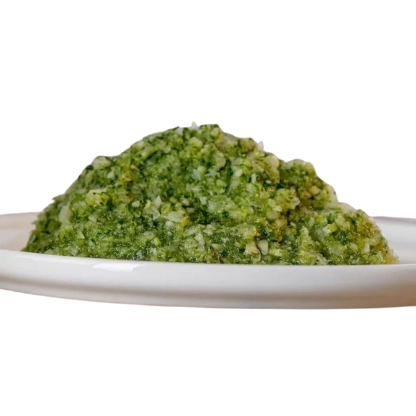 Weißer Teller mit 500 g grünem Gemüsemix