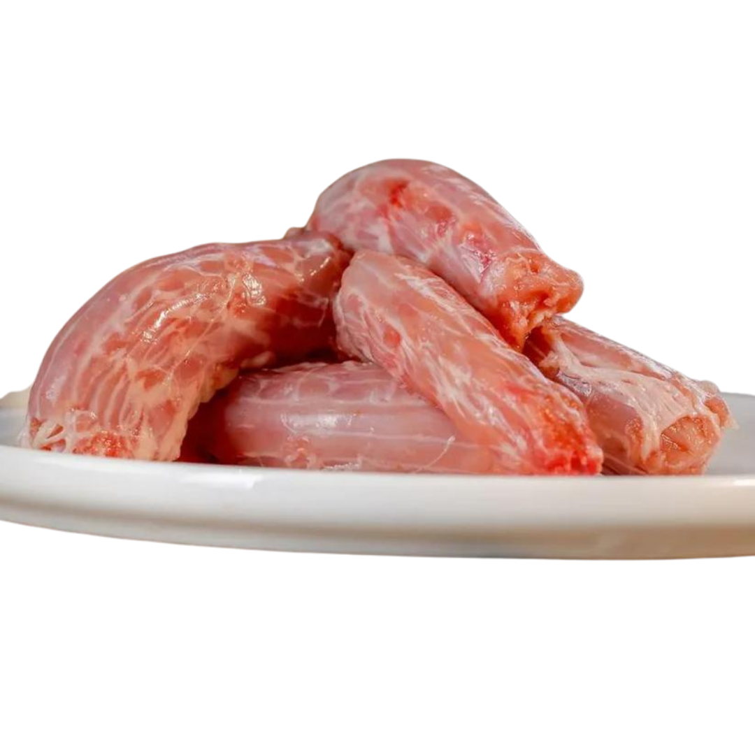 Fünf rohe Hühnerhälse auf einem weißen Teller. Die Hühnerhälse sind pink und haben eine glatte Oberfläche.