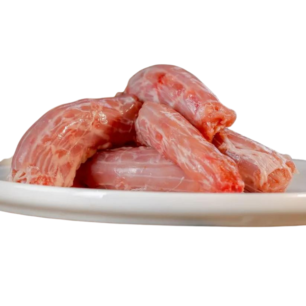 Fünf rohe Hühnerhälse auf einem weißen Teller. Die Hühnerhälse sind pink und haben eine glatte Oberfläche.